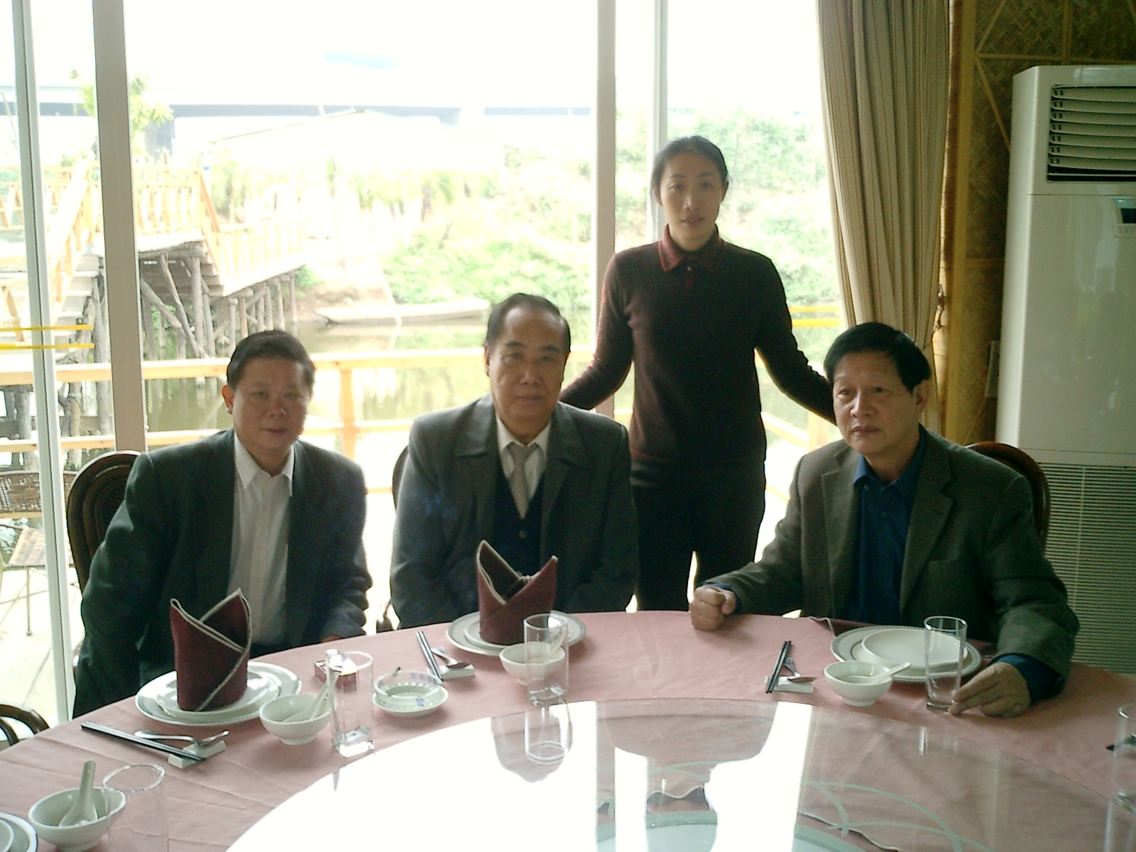 廣東省中醫(yī)藥亞健康專業(yè)委員會原主任、廣東省中醫(yī)藥學會原副會長鄺日建教授（右一）岑烈芳教授合影